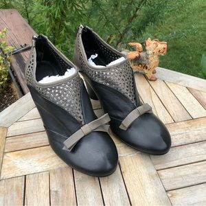 NWT Audley London soft leather grey & black eyelet Womens heels Size 38